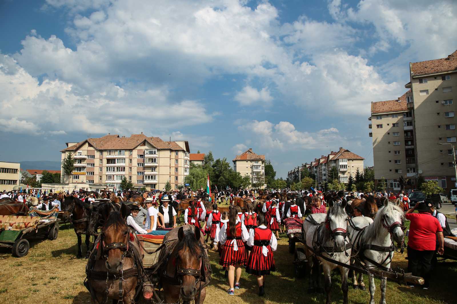 Végül csak nem maradt el a nagy népszerűségnek örvendő lovas és szekeres felvonulás, a települések szerint rendeződő csoportok Csíkszereda központjából indultak Csíksomlyóra.