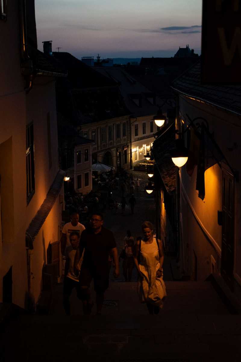 Sikátor este az óvárosban