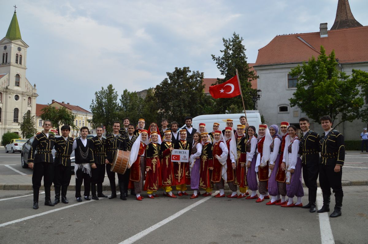 Az ankarai orvosi egyetem néptáncosai Tõrökország több vidékének táncait mutatják be.