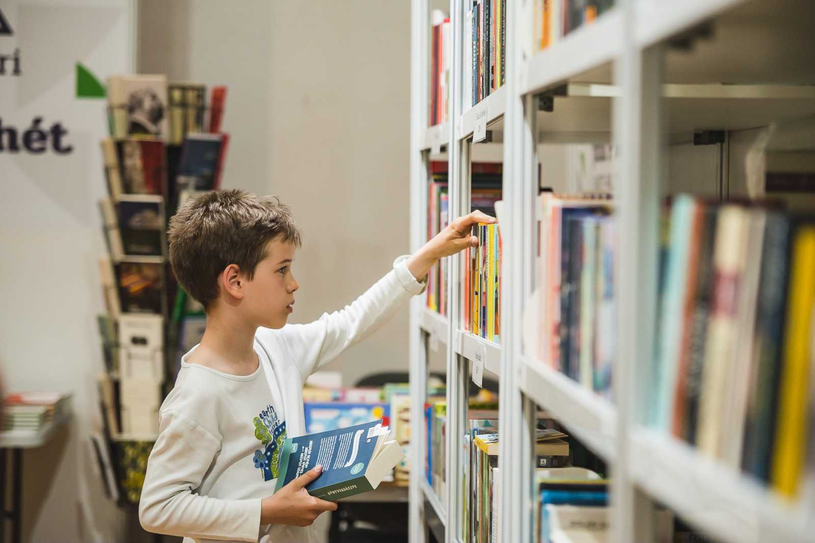 A palota emeleti termeiben berendezett könyvvásárban minden generáció találhatott olvasnivalót.