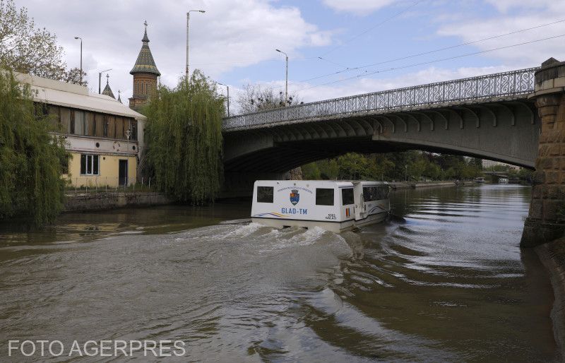 A tömegközlekedési vállalat kishajója a Begán, Temesváron | Fotó: Agerpres
