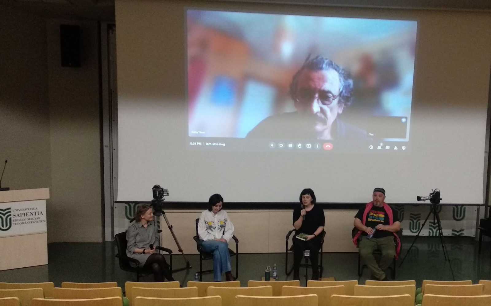 Balról jobbra: Pál Emőke, Farkas Boglárka, Blos-Jáni Melinda, Lakatos Róbert, háttérben Pálffy Tibor a vetítést követő kerekasztal-beszélgetésen | A szerző felvétele