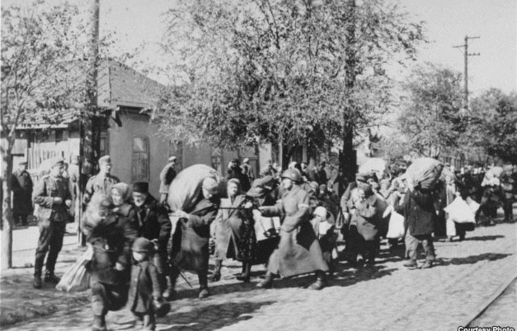 A román hatóságok az odesszai zsidókat deportálják (Forrás: Amerikai Egyesült Államok Holokauszt Emlékmúzeuma)