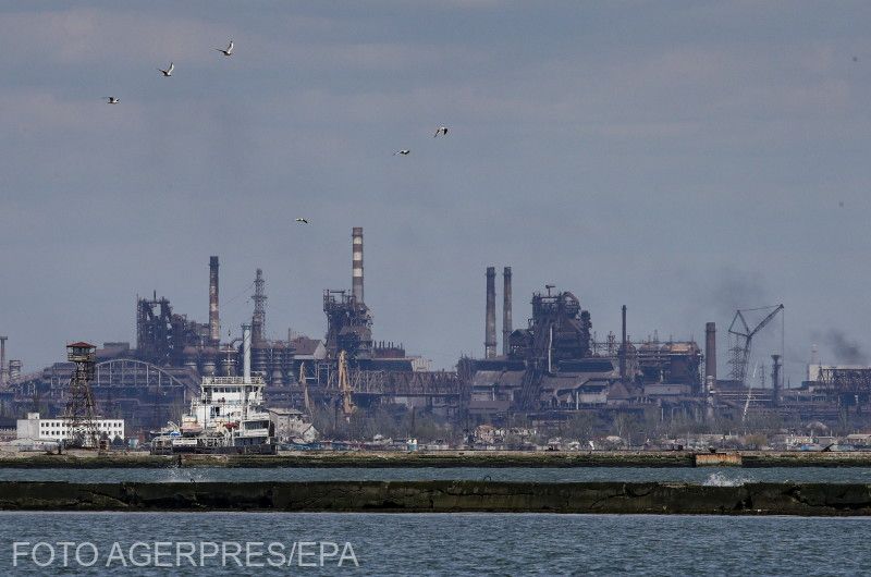Az Azovsztal acélművek az Azovi-tenger felől nézve | Fotó: Agerpres/EPA 