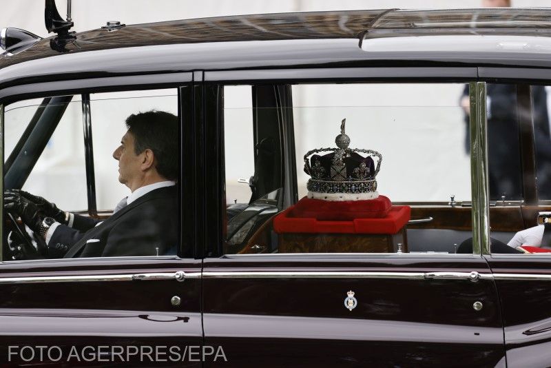 A királynő nem, csak a akoronája ment el a parlamenti ülésre | Fotó: Agerpres/EPA