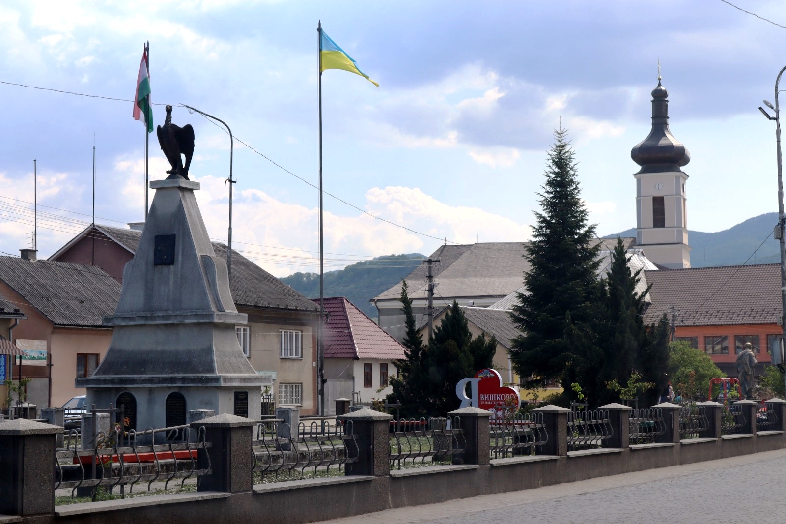 Ukrán és magyar zászló a turulmadárral Visken | Fotó: Kulcsár Mária