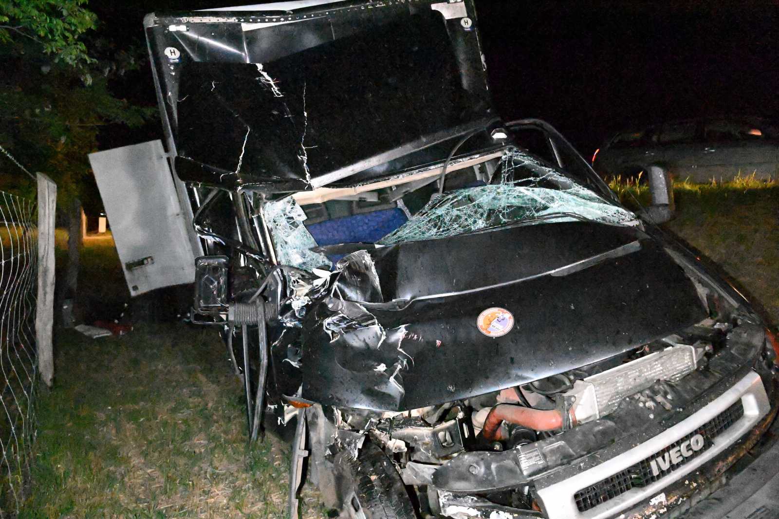 A belesetben összeroncsolódott kisteherautó | Fotó: MTI/Mihádák Zoltán