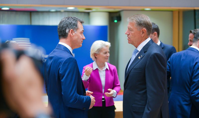 Klaus Iohannis (jobbról) megérkezett az EU-csúcsra | Fotó: presidency.ro