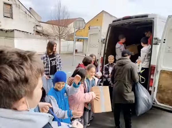 Az aradi magyar iskolaközpont diákjai is bekapcsolódtak a gyűjtésbe | Fotó: csikygergelyarad.ro 