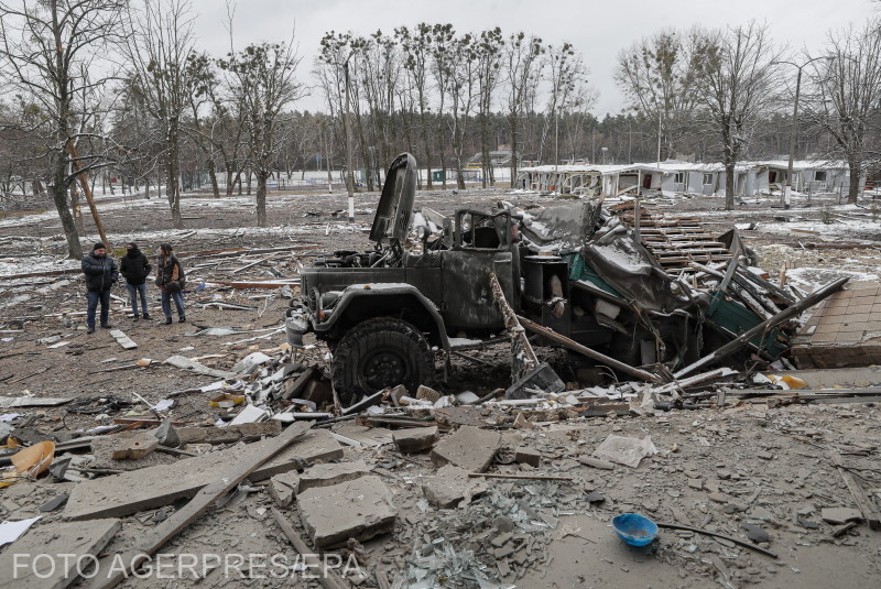 Szétlőtt teherautó Ukrajna második legnagyobb városában, Harkivban. A környékén jól látszik, hogy szinte mindent beborít a törmelék, a rakétatámadásoktól sújtott épületek maradványai. 