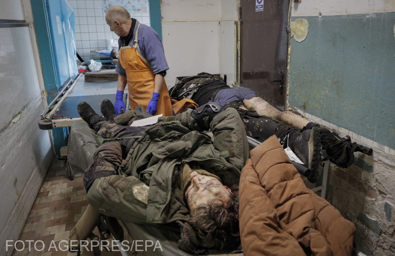 Ukrán katonák holttestei a halottasházban. Eddig több százra tehető az ukrajnai áldozatok száma. Pontos adatokat azonban szinte lehetetlen közölni, továbbá napról napra bővül a veszteséglista. 