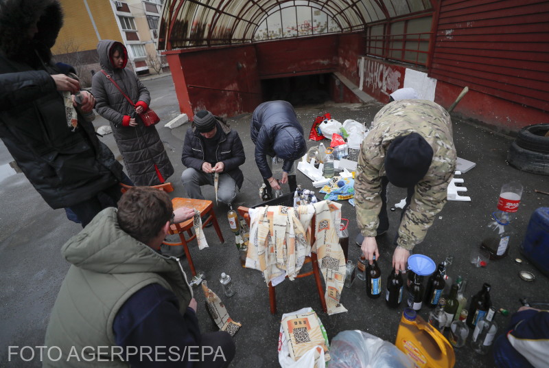 Ukrán védők Molotov-koktélokat készítenek készülve az orosz támadásra. 