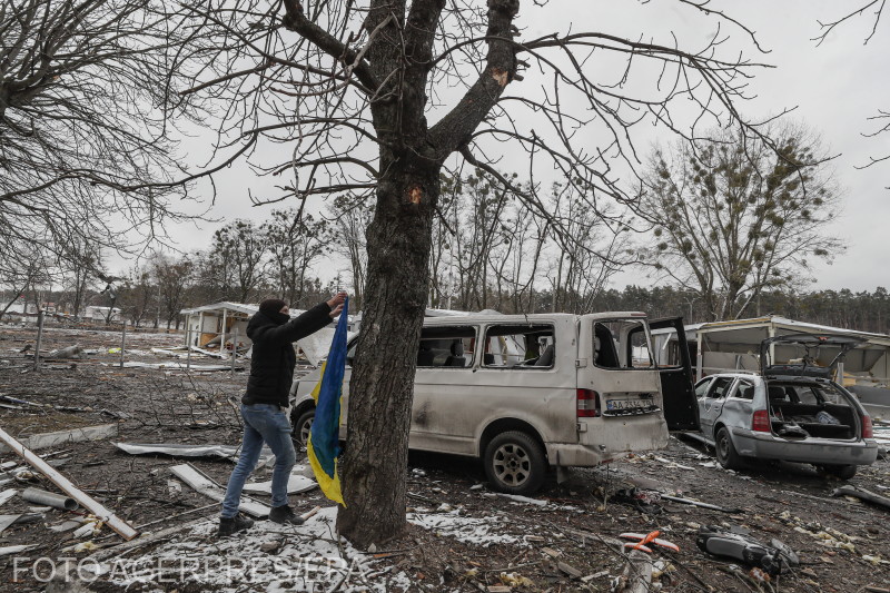 Megsemmisült épületek, kiégett autók Harkiv külvárosában. Aki tudott, elmenekült vagy elbújt, de olyan is akadt, aki még a romokra is kitűzi az ukrán zászlót, jelezve, a város nem került át az oroszok kezére.