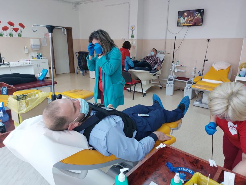 A rendőrök testületileg mentek vért adni | Fotó: a Román Rendőrség Facebook-oldala