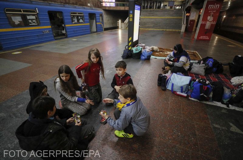 Ukrajnai gyerekek az óvóhelyként működő kijevi metróállomáson | Fotó: Agerpres/EPA
