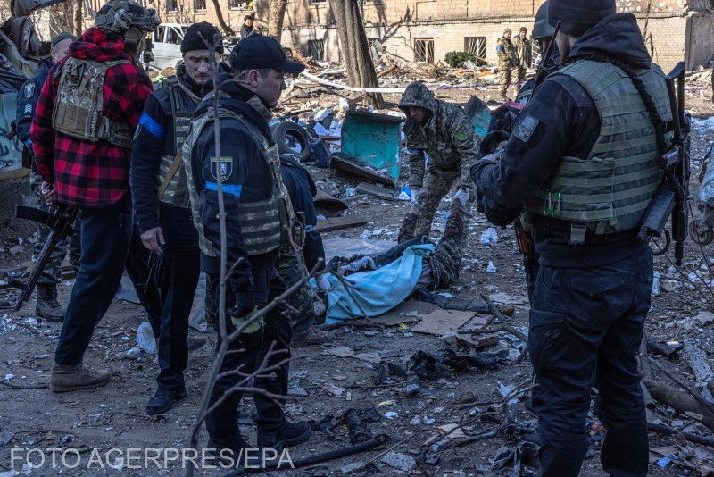 Katonák és rendőrök állnak körül egy holttestet Kijevben | Fotó: Agerpres/EPA