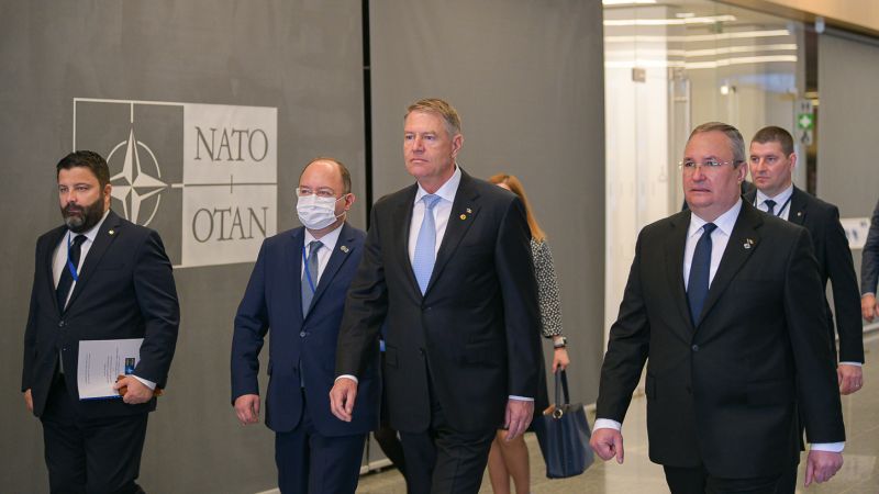 Iohannis Bogdan Aurescu külügyminiszterrel és Nicolae Ciucă miniszterelnökkel érkezik a NATO-csúcsra | Fotó: presidency.ro