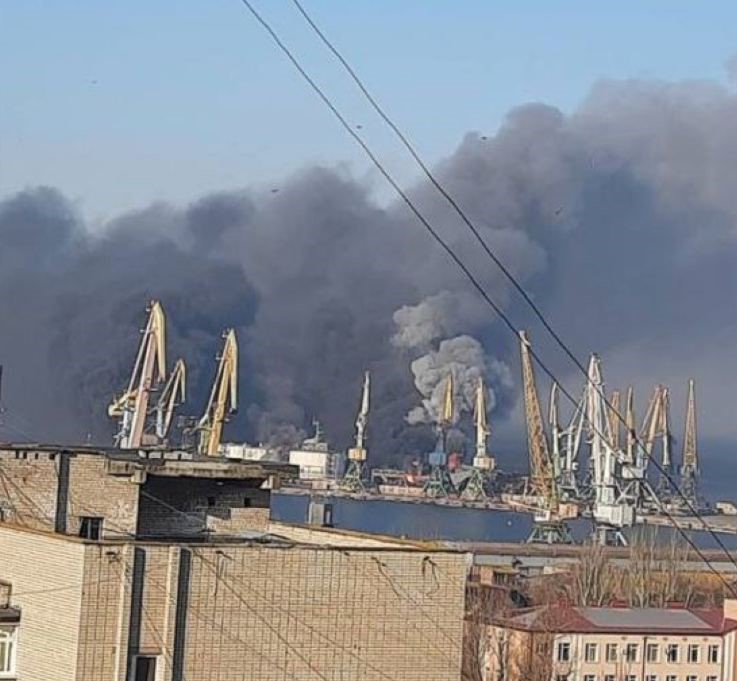 Hatalmas füst gomolyog Bergyanszk kikötője fölött | Fotó: Twitter/Nexta