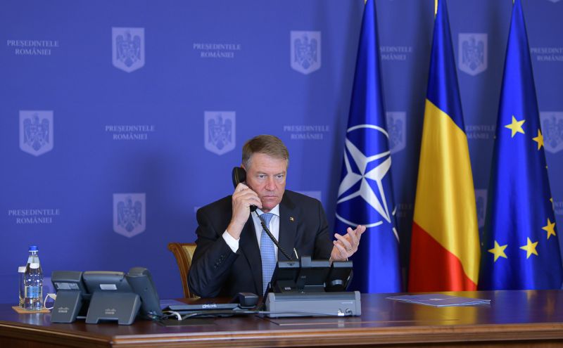 Klaus Iohannis telefonál | Fotó: presidency.ro