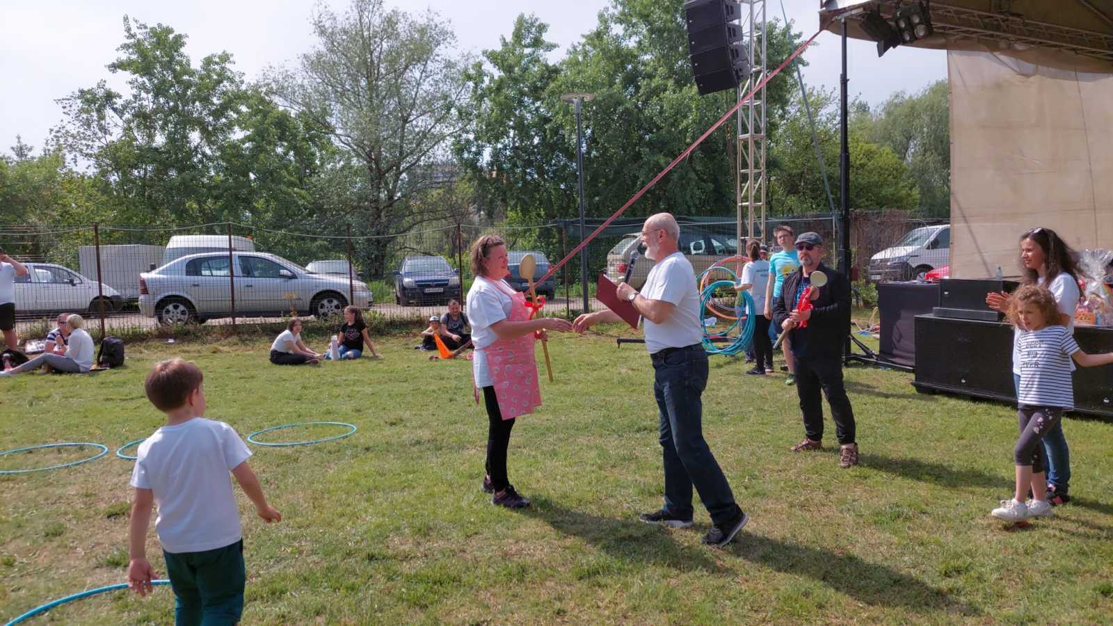 A benevező csapatok bográcsos-főzőversenyét az Egy Másért Egyesület nyerte – az Aranyfakanál-díjat Bognár Levente RMDSZ-es önkormányzati képviselő, volt alpolgármester adta át Csomos Klárának