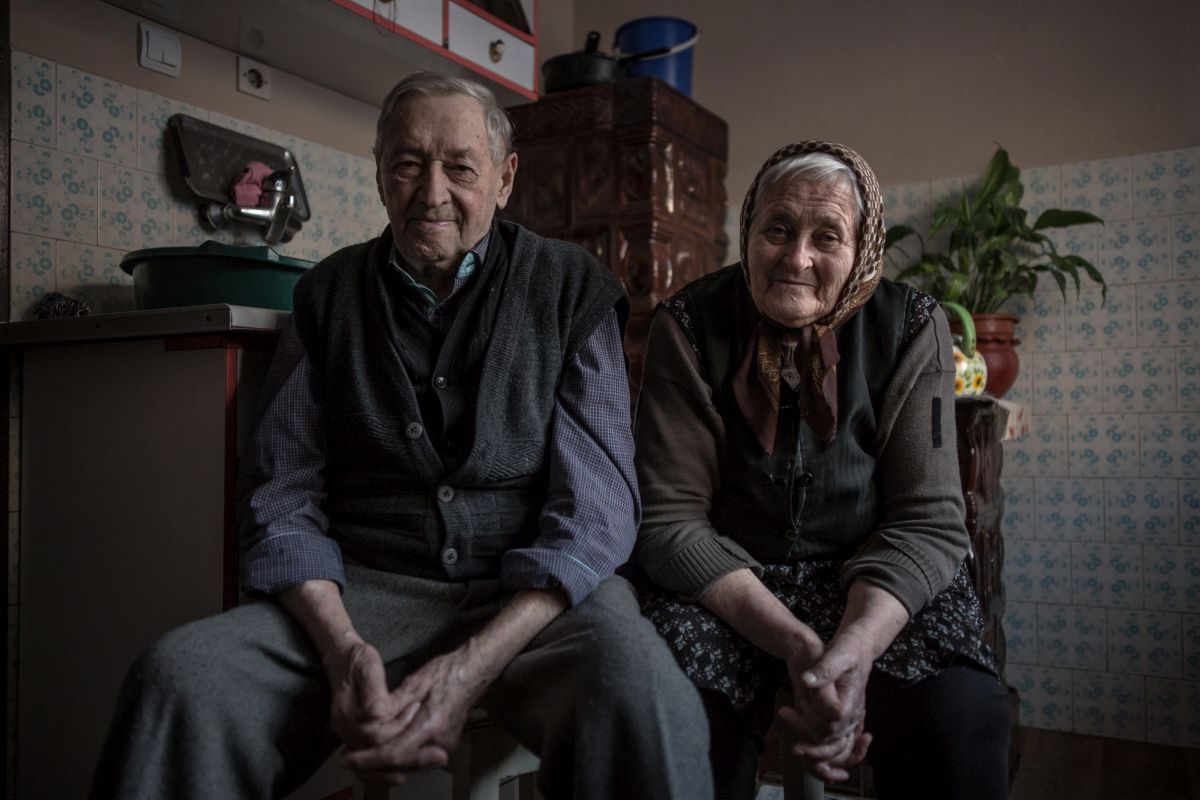 Dénes (97) és felesége, Erzsébet (87) portréja székelymagyarosi otthonuk konyhájában 2022 áprilisában | fotó: Szöllősi Mátyás