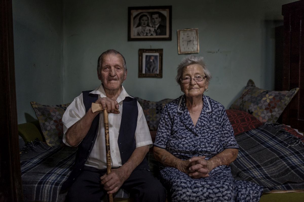 Dezső (90), és felesége, Anna (82) portréja a Szerelmespárok című sorozatból | fotó: Szöllősi Mátyás