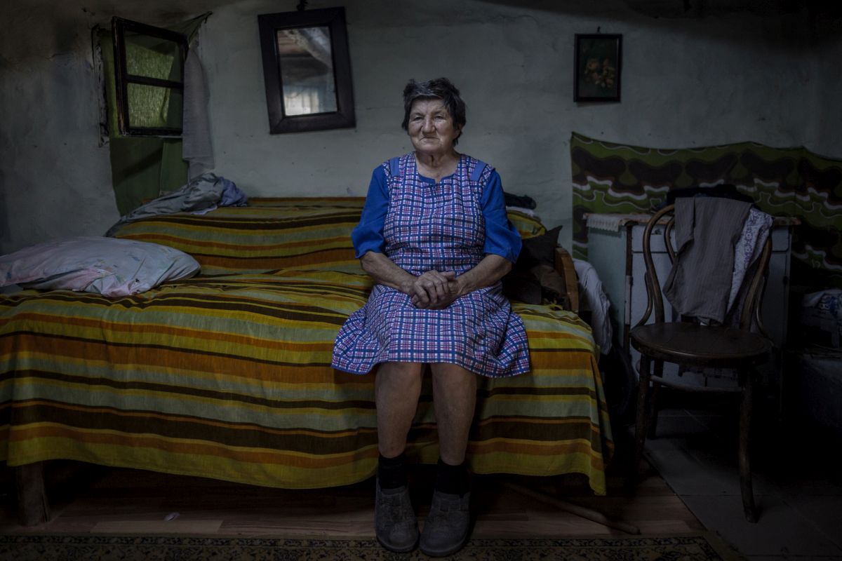 A súlyos látássérült Mária portréja peteki otthonában 2021 nyarán | fotó: Szöllősi Mátyás