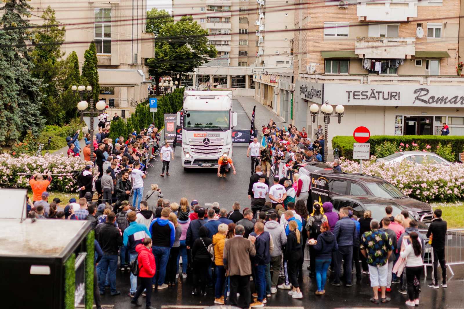 A városnapok hagyományos rendezvénye az erősemberverseny, amelyre idén Romániából, Magyarországról, Hollandiából, Bulgáriából és Szerbiából érkeztek markos legények. Mások mellett kamiont húztak és 140 kilós koffert is cipeltek.