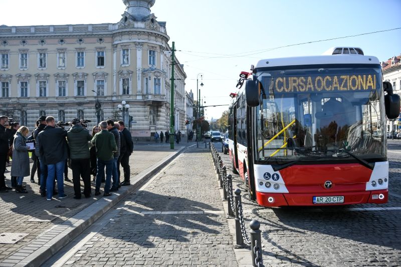 Új, elektromos autóbuszon tartott sajtótájékoztatón mutatták be a rendszert | A polgármesteri hivatal által közreadott felvételek