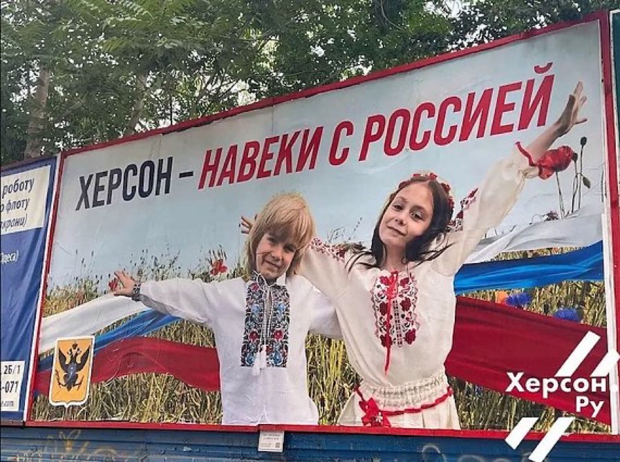 „Herszon – örökre Oroszországé” - áll a az egyik hátrahagyott reklámtáblán 