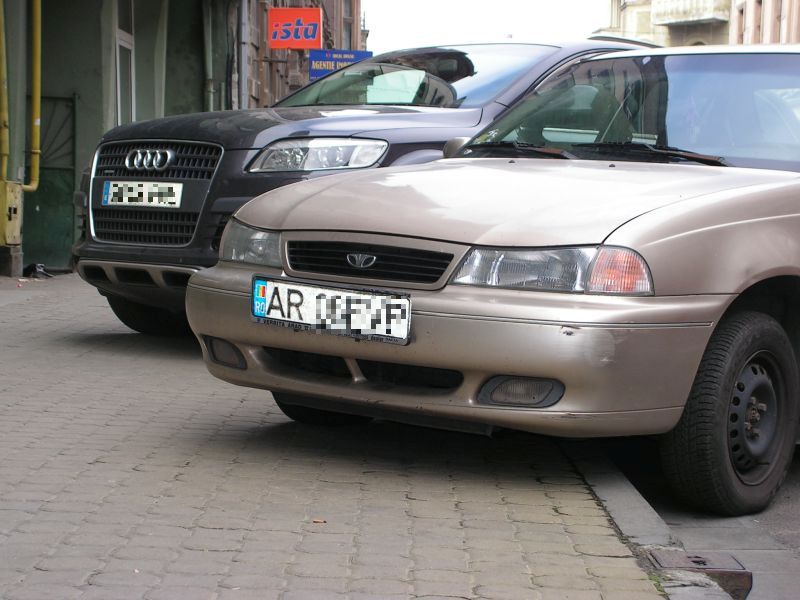 Járdán parkoló autók Arad belvárosában | Archív felvétel/Pataky Lehel Zsolt