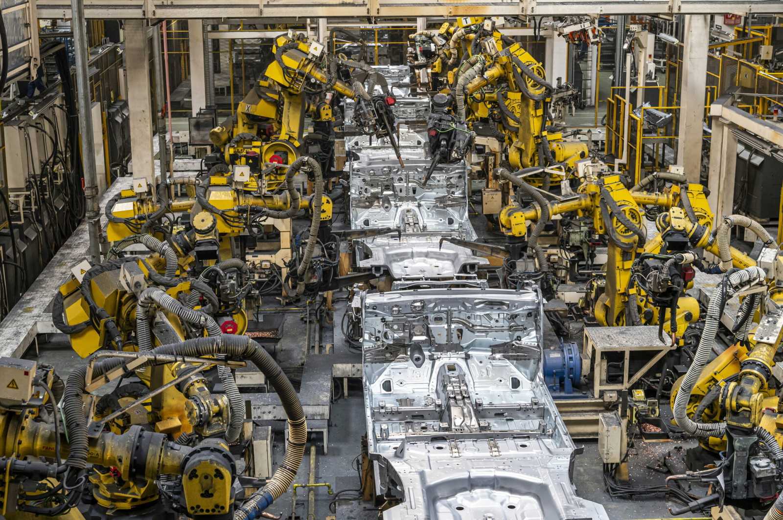 Vannak iparágak, amelyekben már most is nagyrészt robotok dolgoznak az emberek helyett, ilyen például az autógyártás | Fotó: MTI