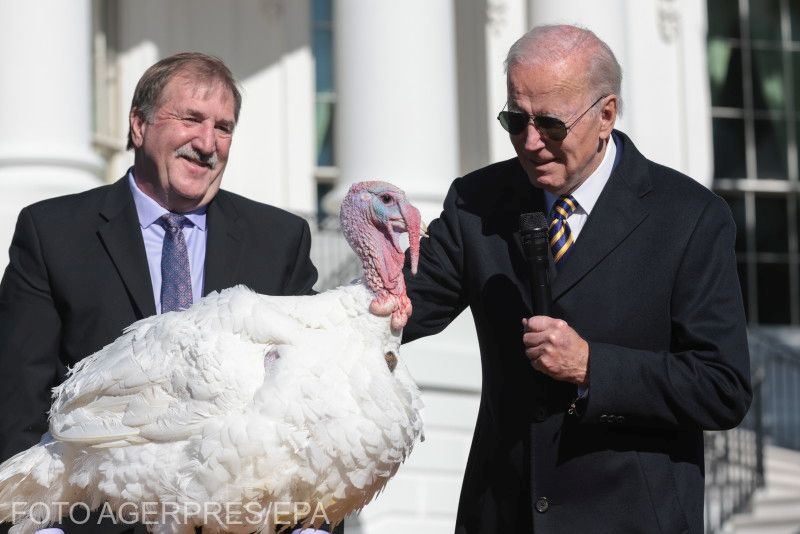 Roland Parker, az amerikai pulykatenyésztők elnöke és Joe Biden amerikai elnök, aki megkegyelmezett egy baromfinak | Fotó: Agerpres/EPA