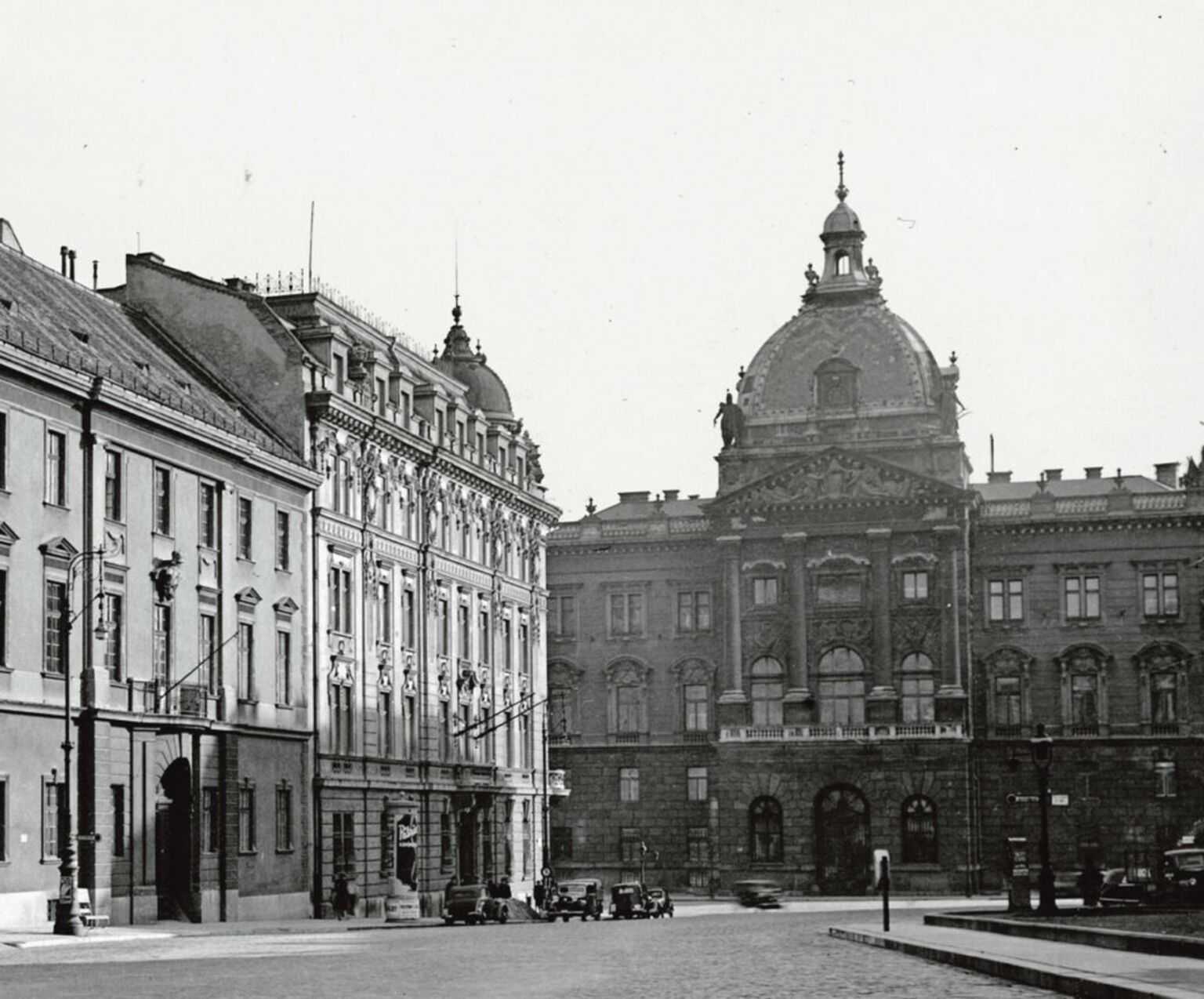 Baloldalon az egykori Vöröskeresztnek a Külügyminisztérium számára átalakított épülete, szemben az egykori Honvéd Főparancsnokság Dísz téri épülete 1944 előtt l Fotó: Fortepan