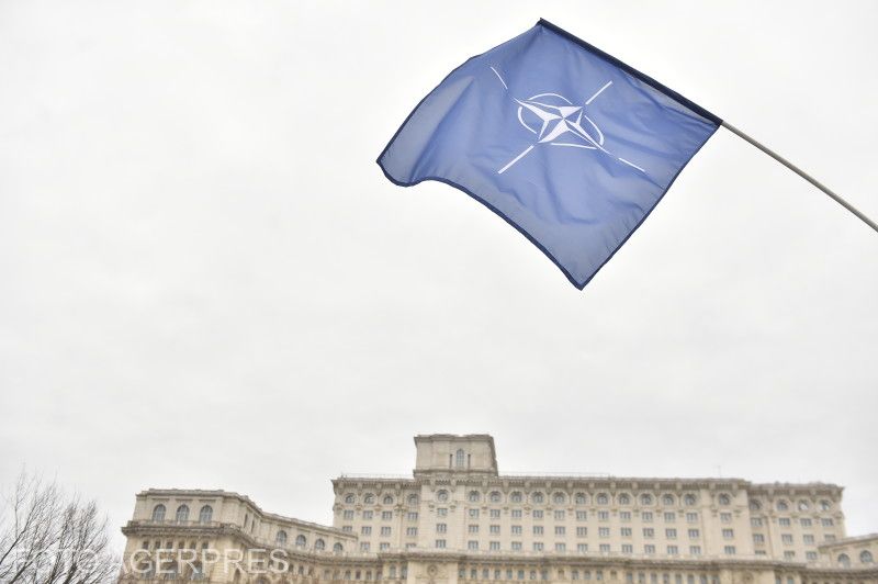 NATO-zászló a bukaresti parlament előtt | Fotó: Agerpres