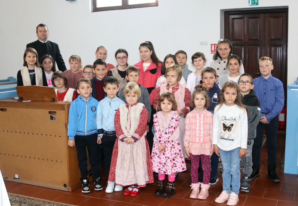 Balázs Zoltán tiszteletes a gyerekekkel | A szerző felvételei