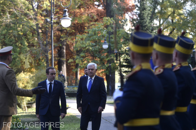 Sébastien Lecornu francia és Angel Tîlvăr román védelmi miniszter Bukaresben a Cișmigiu parkban a francia hősök emlékművénél megtartott megemlékezésen | Fotó: Agerpres