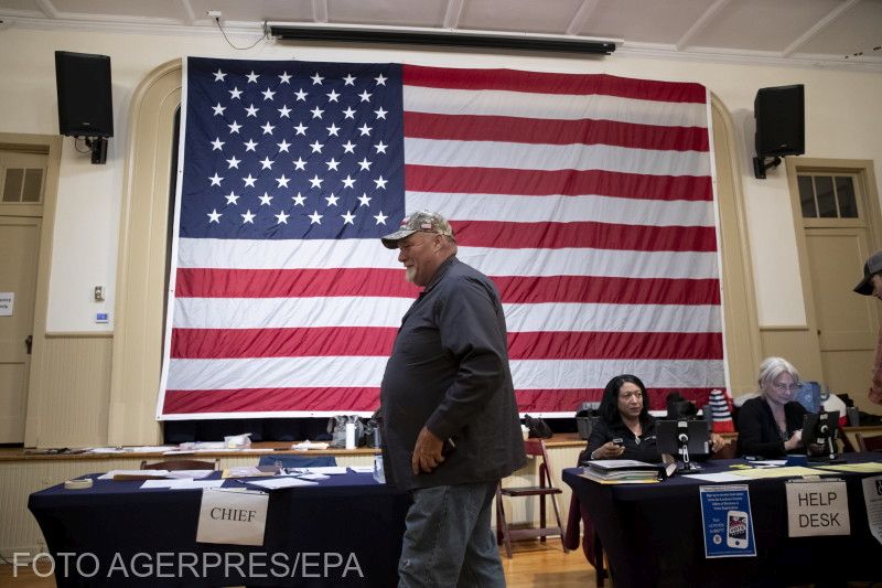 Egy Trump-támogató a választás napján kapja meg a szavazatát az Old Stone School szavazóhelyiségében, a Virginia állambeli Hillsboro államban. Az Egyesült Államokban négyévente az elnöki ciklus felénél tartanak félidős választásokat | Fotó: Agerpres/EPA