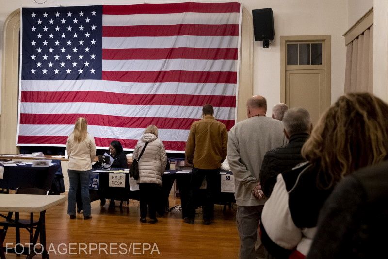 Voksolásra várók egy hillsborói szavazókörben | Fotó: Agerpres/EPA