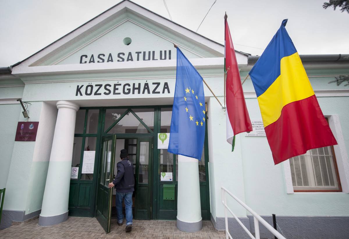 A méhkeréki községháza, homlokzatán a kétnyelvű felirattal. Magyarországon nincs probléma abból, hogy a román írás szerepel felül | Fotó: MTI