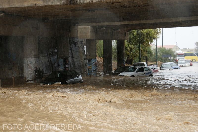Vízben elakadt autók egy aluljáróban Kréta szigetén | Fotó: Agerpres/EPA