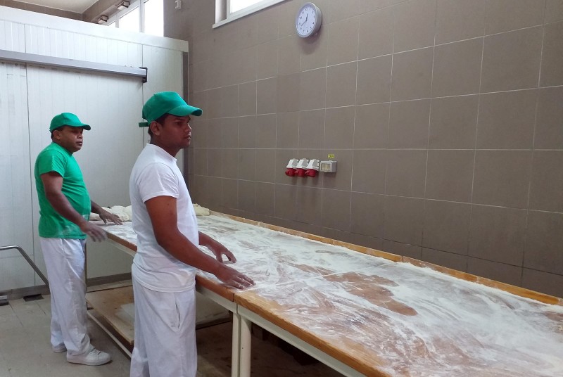 Srí Lanka-i vendégmunkások a ditrói pékségben | Archív felvétel/Agerpres