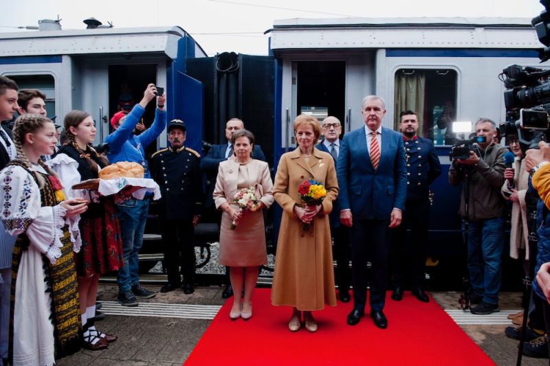 Margit hercegnő (középen), a román korona őre és férje, Radu herceg vonattal utazott Kolozsvárról a gyulafehérvári ünnepségre