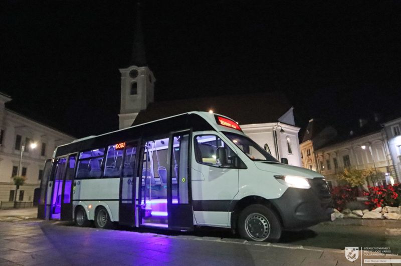 Október 12-én érkezett meg az első új busz, de még nem állt szolgálatba