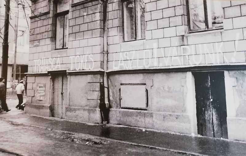 Tőkés Lászlót éltető felirat 1989-ben a Mária téri református bérpalota falán | Archív fotó/Forradalom Emlékmúzeuma