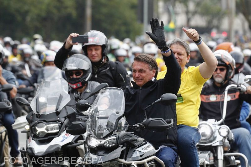 Jair Bolsonaro (a motoron, elöl) a választási kampányban | Fotó: Agerpres/EPA