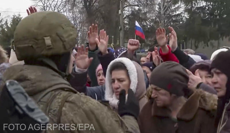 Ukrán lakosok egy orosz katonával állnak szemben | Fotó: Agerpres/EPA