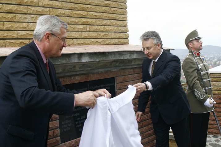 Lengyel Zoltán munkácsi polgármester és Semjén Zsolt KDNP elnök felavatja a visszaállított Turul-emlékművet 2008 április 18-án | Fotó: arpad.lapok.hu