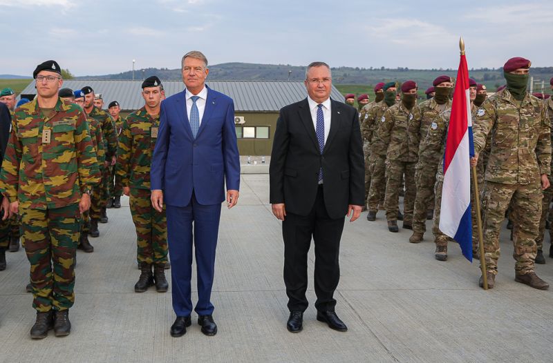 Klaus Iohannis és Nicolae Ciucă a nagysinki a NATO-bázison | Fotó: presidency.ro