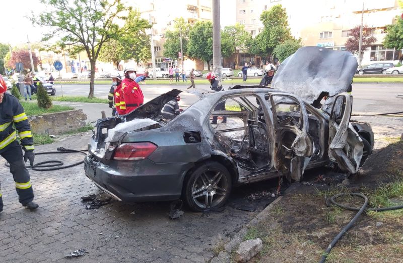 Így nézett ki az autó a robbantás után | A tűzoltóság tavaly májusi felvétele